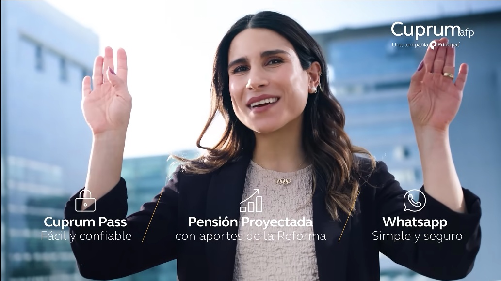 Francisca Crovetto presenta servicios de Cuprum en un fotograma de campaña