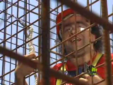 Actor con casco rojo en una escena de construcción