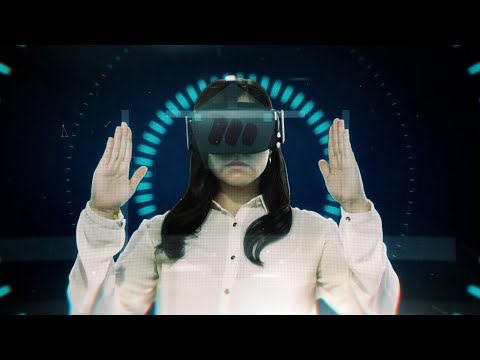 Fotograma de Somos SST con una mujer usando un visor de realidad virtual