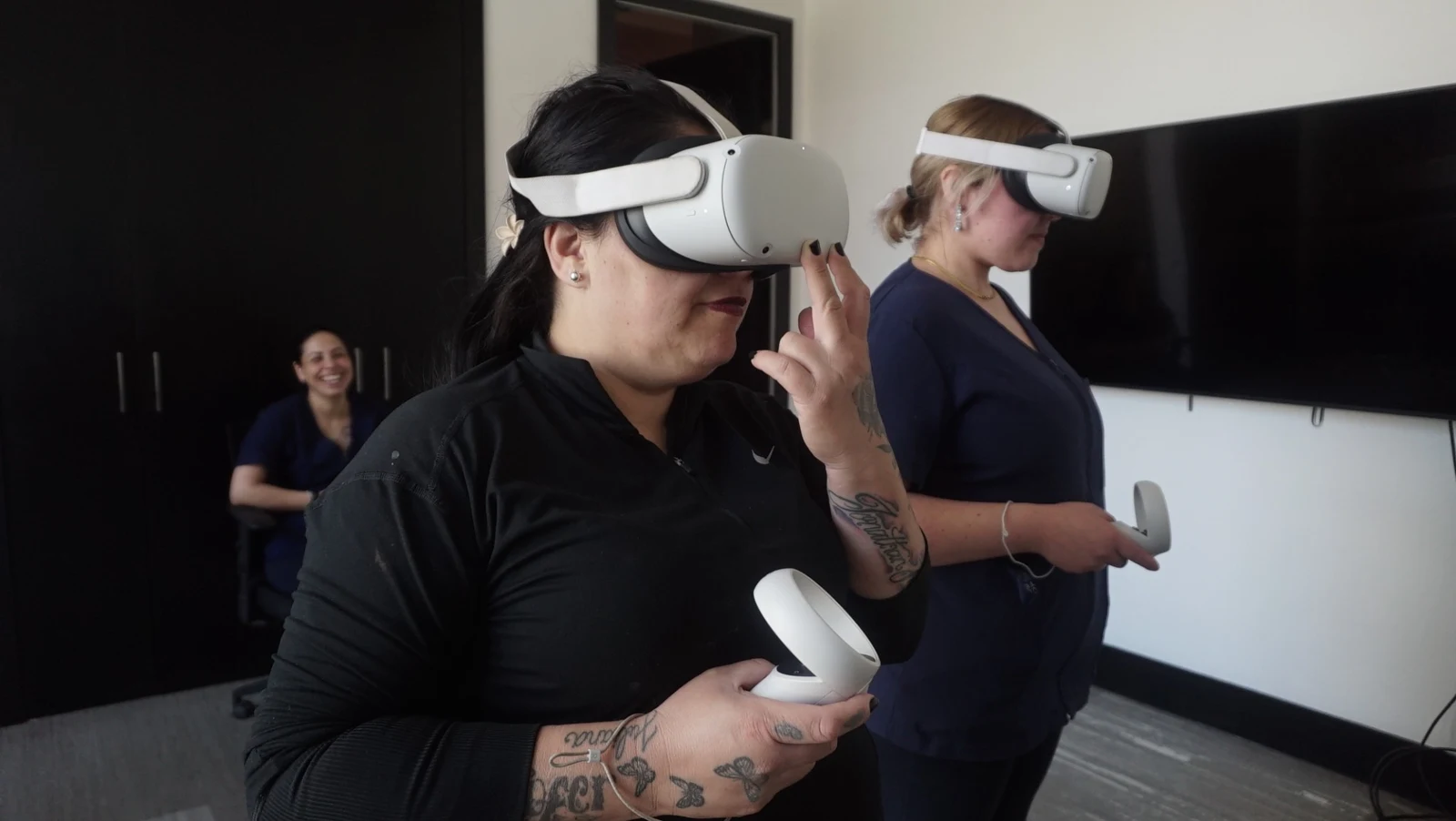 Dos participantes utilizan visores y controles de realidad virtual durante una actividad de capacitación